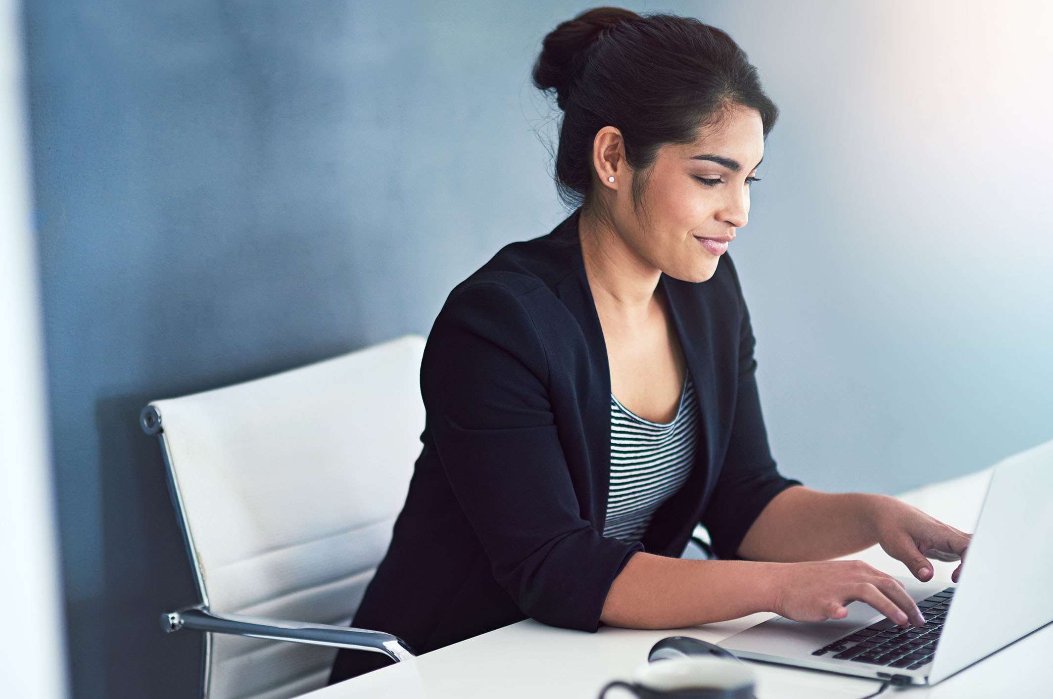 Frau tippt auf Laptop