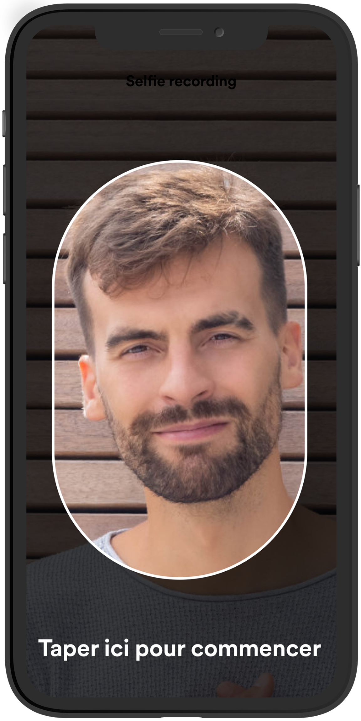 3. Pour le selfie vidéo, tenez votre téléphone portable devant vous de manière à ce que la caméra puisse saisir l’ensemble de votre visage.